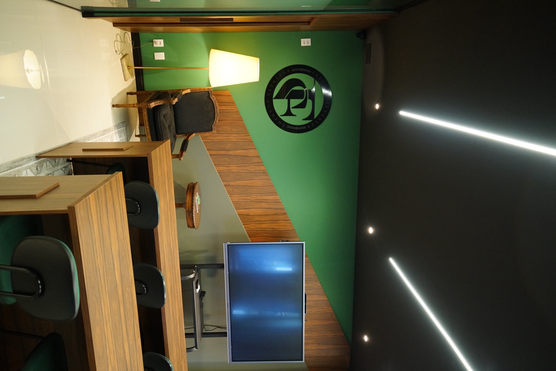 Sala de formação com identidade da Business Academy